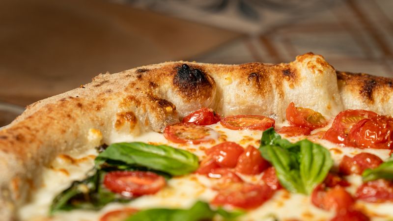 Dewey's pizza classic margherita pizza